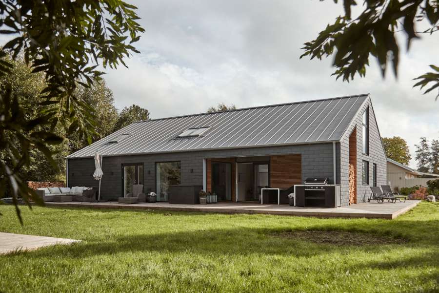 Skiffer, træ og stålprofiler i stilskabende symmetri, Mågevej 11, 4040 Jyllinge